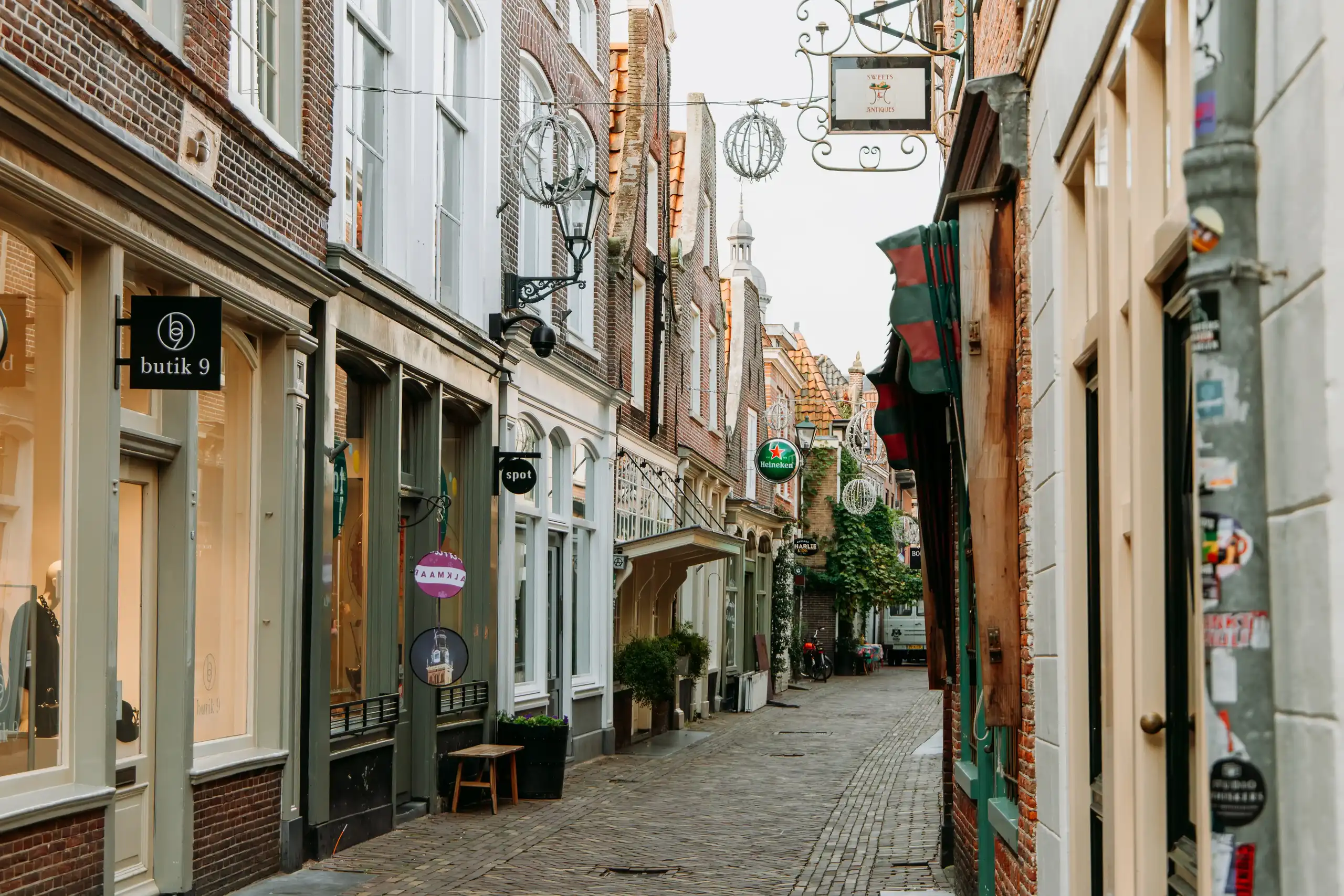 Smalle winkelstraat in de oude stad Alkmaar